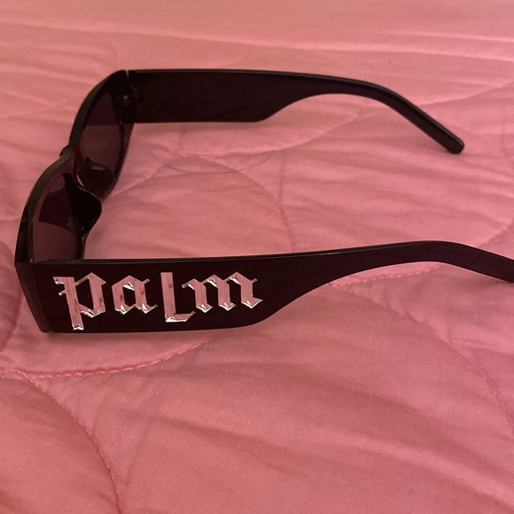 Im selling my black palm angel shade I bought for prom graduation.I’m negotiable - Picture 2 of 6